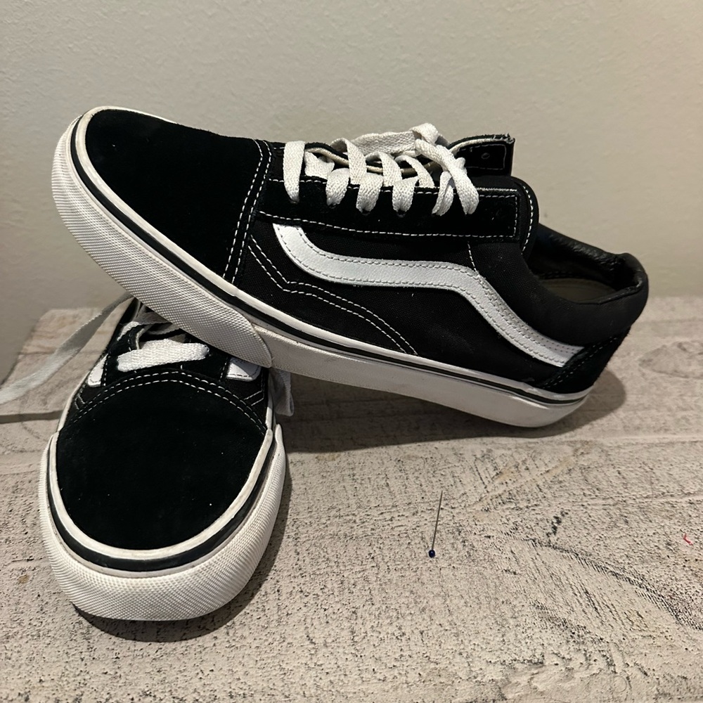 Vans Men's Old Skool Black and White Unisex Sneakers